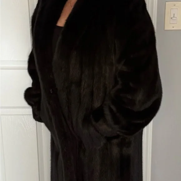 Full Length Mink Coat, “Like New” Only Worn a few Times from Macy’s Fur Vault - Picture 2 of 14